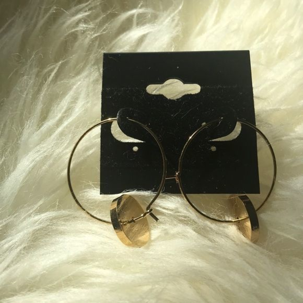 Gold earrings‎